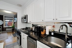 Køleskab, mikrobølgeovn, ovn, kogeplade