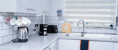 Microondas, horno, placa de cocina