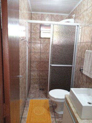 Een douche, een haardroger, handdoeken, zeep