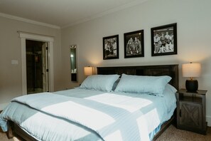 3 bedrooms, desk, WiFi, bed sheets