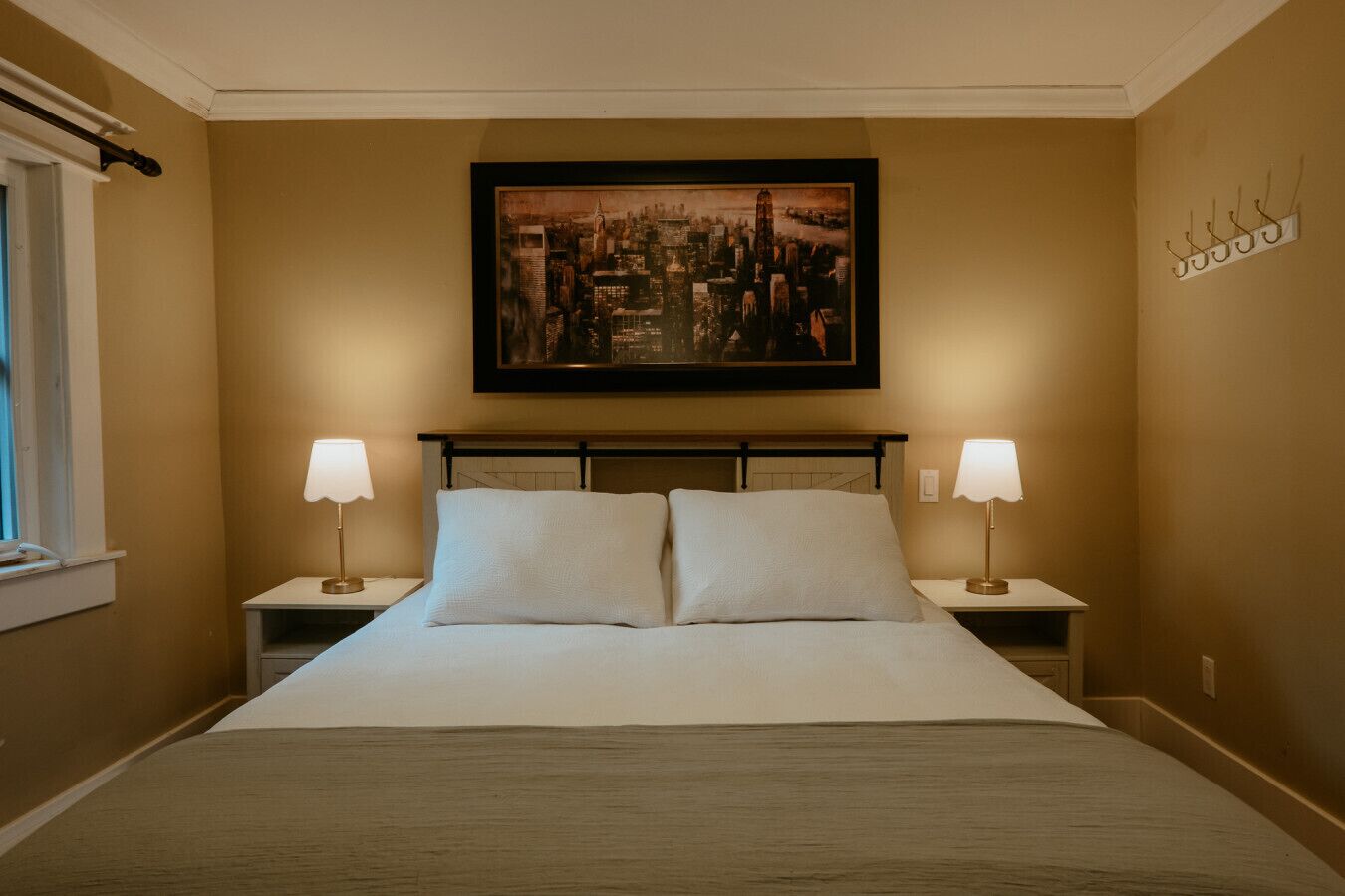 3 bedrooms, desk, WiFi, bed sheets