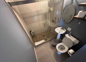 Sèche-cheveux, serviettes fournies