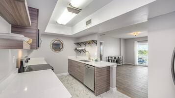 Microondas, horno, parrilla de estufa y lavavajillas