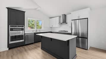 Jääkaappi, mikroaaltouuni, uuni, liesi