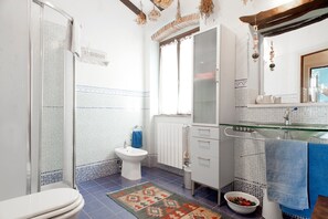 Shower, hair dryer - Holiday Home 'Sea, Hills, Art Cities' with Private Garden (Rosignano Marittimo)