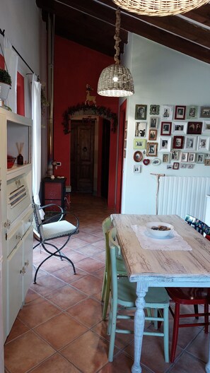 Un espace repas comprenant une table, des chaises et un luminaire suspendu.