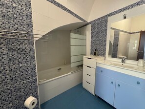 Séchoir à cheveux, bidet, serviettes fournies, savon