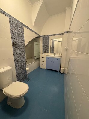 Hair dryer, bidet, towels, soap - Casa Chil recently renovated apartment is housed in a historic building. Olhao (Olhao)