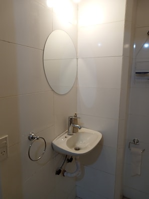 タオル、トイレットペーパー