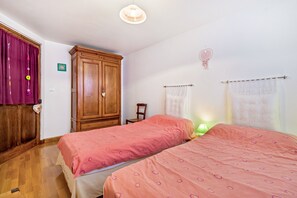 2 bedrooms, WiFi, bed sheets