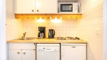 Een koelkast, een microgolfoven, een vaatwasser