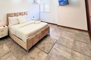 3 soverom, strykejern/-brett, internettilgang og sengetøy