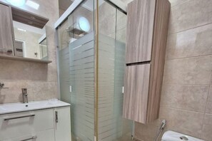 Serviettes fournies, savon, papier toilette