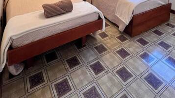 2 bedrooms, iron/ironing board, internet, bed sheets