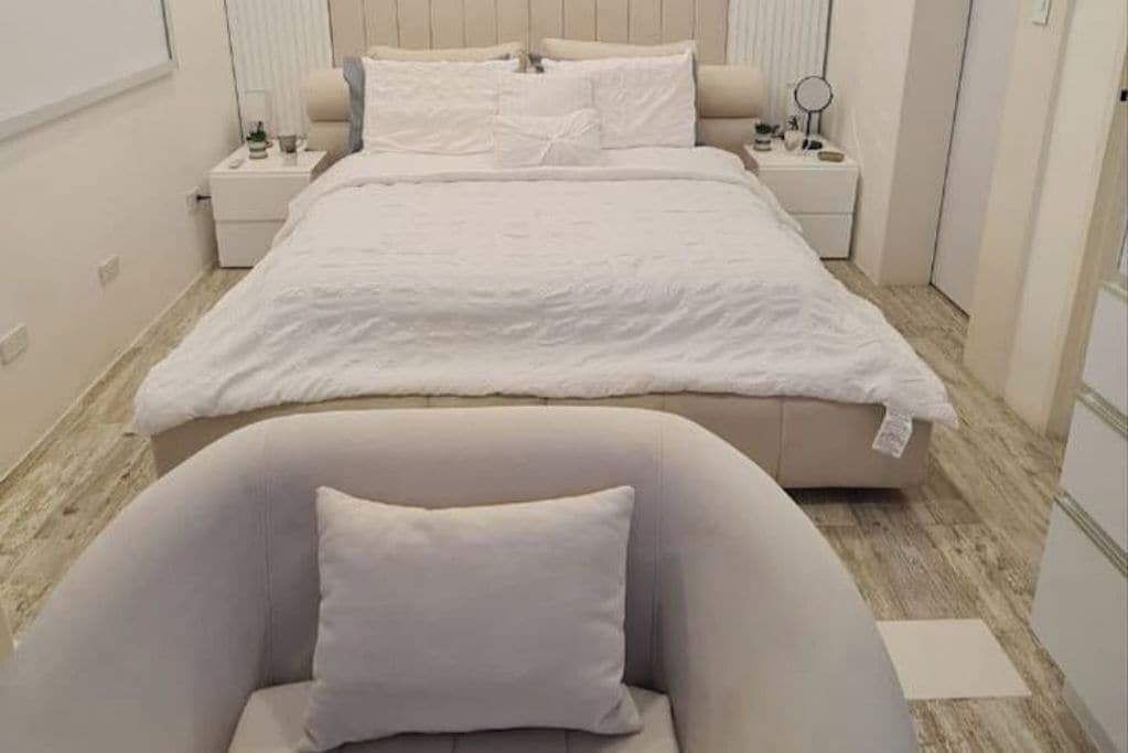 1 habitación, tabla de planchar con plancha, internet y ropa de cama 