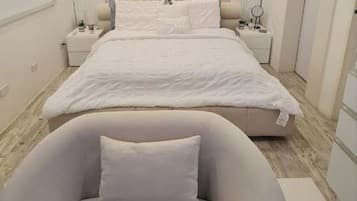 1 habitación, tabla de planchar con plancha, internet y ropa de cama
