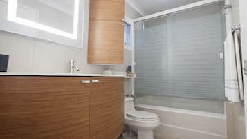 Sèche-cheveux, serviettes fournies, savon, papier toilette