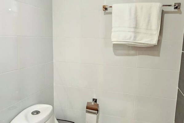 ヘアドライヤー、タオル、石鹸、トイレットペーパー