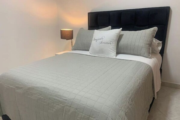 3 habitaciones, tabla de planchar con plancha, internet y ropa de cama 