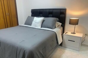 3 quartos, ferros/tábuas de passar roupa, acesso à internet