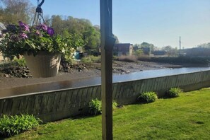 Property grounds - Cute, Cozy & Fully Equipped Apt. in Braintree MA (Braintree)