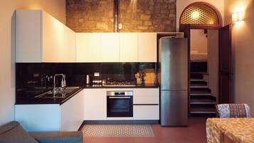 Frigorifero, forno, piano cottura, lavastoviglie