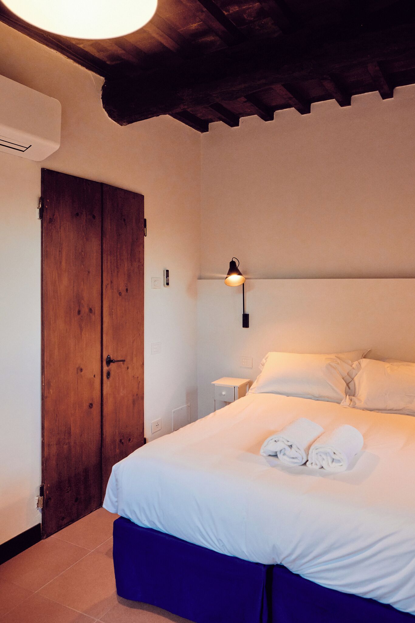 2 camere, una scrivania, ferro/asse da stiro, culla da viaggio