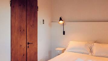 2 camere, una scrivania, ferro/asse da stiro, culla da viaggio