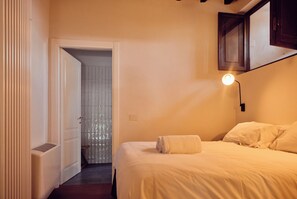 2 slaapkamers, een bureau, een strijkplank/strijkijzer, reisbedje