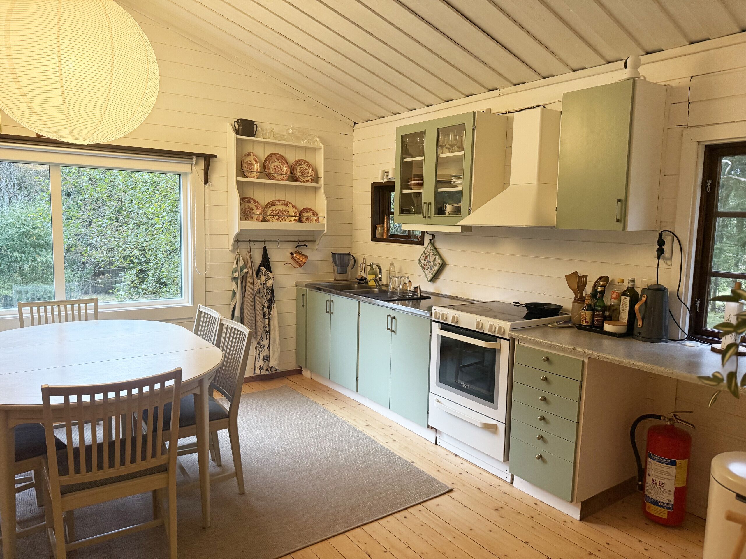 Kylskåp, ugn, kaffe- och tebryggare och vattenkokare