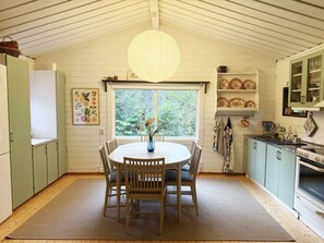 Fridge, oven, coffee/tea maker, electric kettle