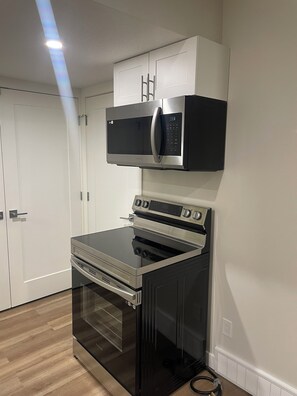 Microwave, oven, stovetop, paper towels - Cozy basement apartment (Regina)