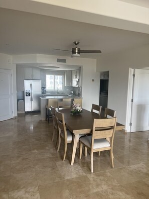 Departamento, varias camas, balcón, vista al océano (Las Mañanitas LM E3301) | Restaurantes
