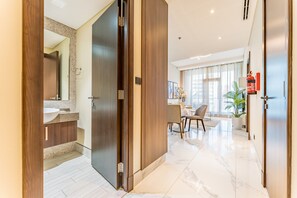 Shower, hair dryer, bidet, towels - Stunning 1BR with Panoramic Canal Views, Convenient Downtown Access (Dubai)
