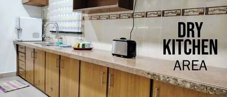 Kjøleskap og brødrister