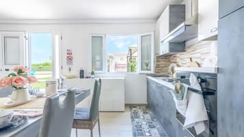 Fridge, oven, stovetop, coffee/tea maker