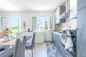 Fridge, oven, stovetop, coffee/tea maker