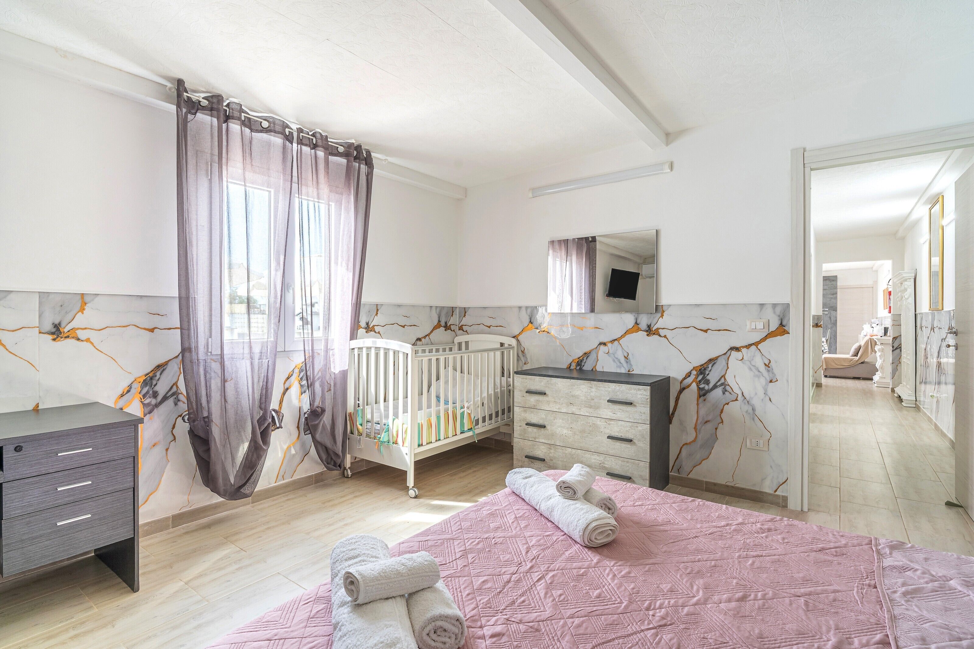 3 bedrooms, iron/ironing board, WiFi, bed sheets