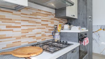 Kühlschrank, Ofen, Herdplatte, Wasserkocher mit Kaffee-/Teezubehör