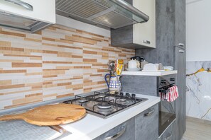 Kühlschrank, Ofen, Herdplatte, Wasserkocher mit Kaffee-/Teezubehör