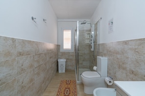 Douche, séchoir à cheveux, serviettes fournies
