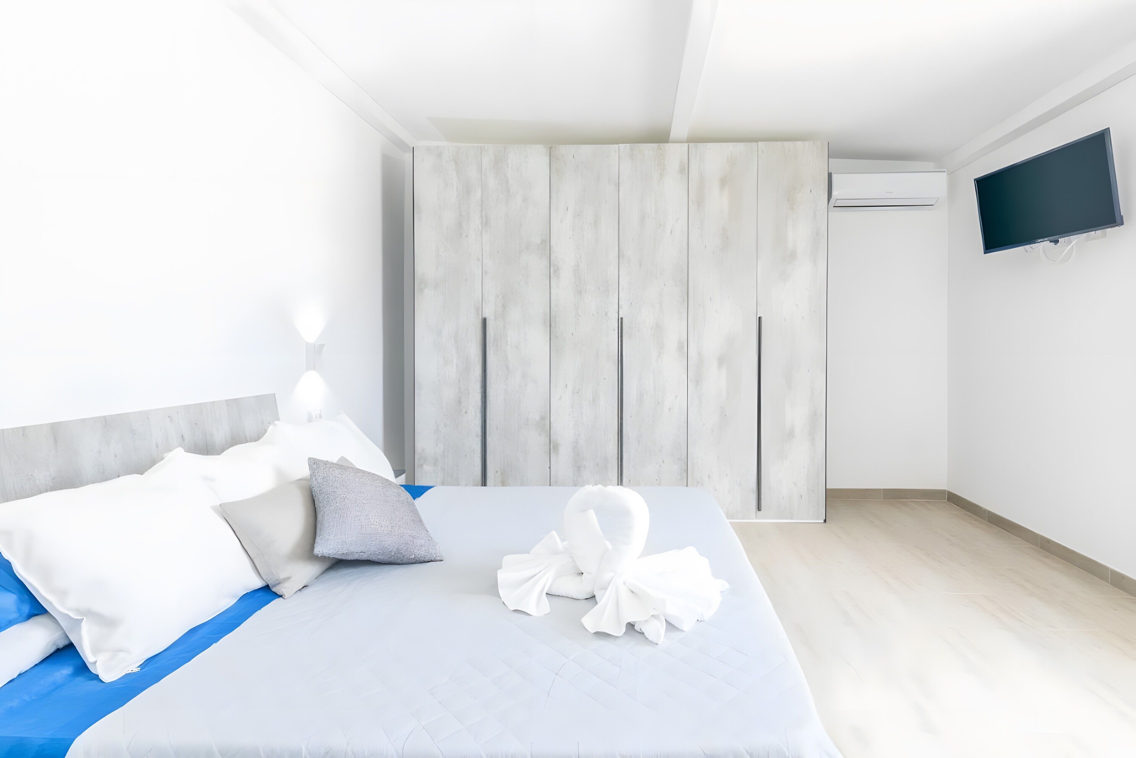 3 slaapkamers, een strijkplank/strijkijzer, wifi, beddengoed