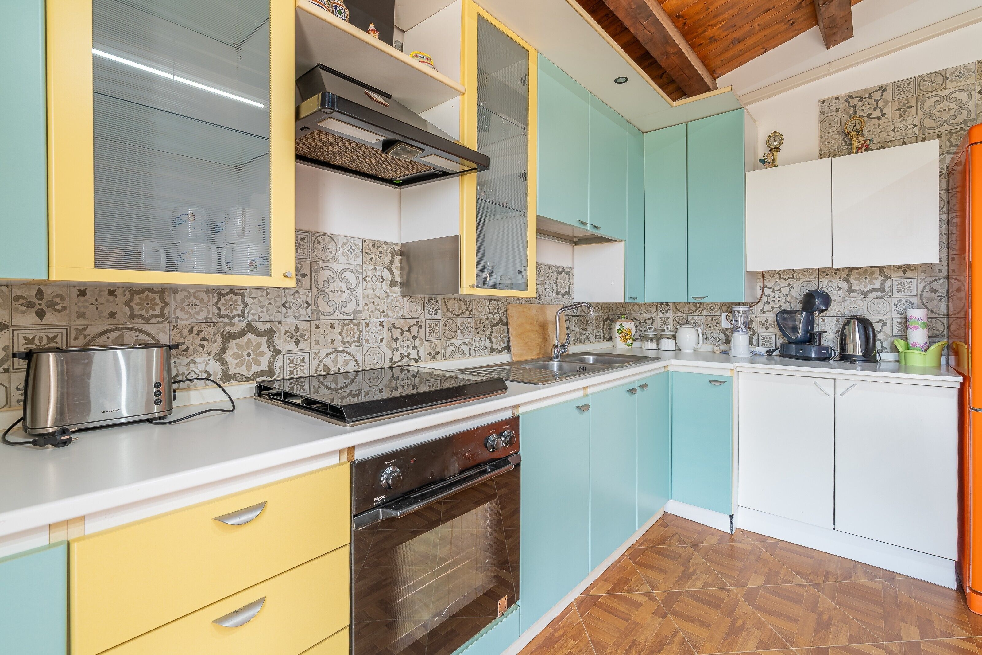 Fridge, oven, stovetop, coffee/tea maker