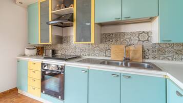 Fridge, oven, stovetop, coffee/tea maker
