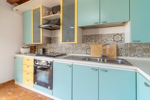 Fridge, oven, stovetop, coffee/tea maker