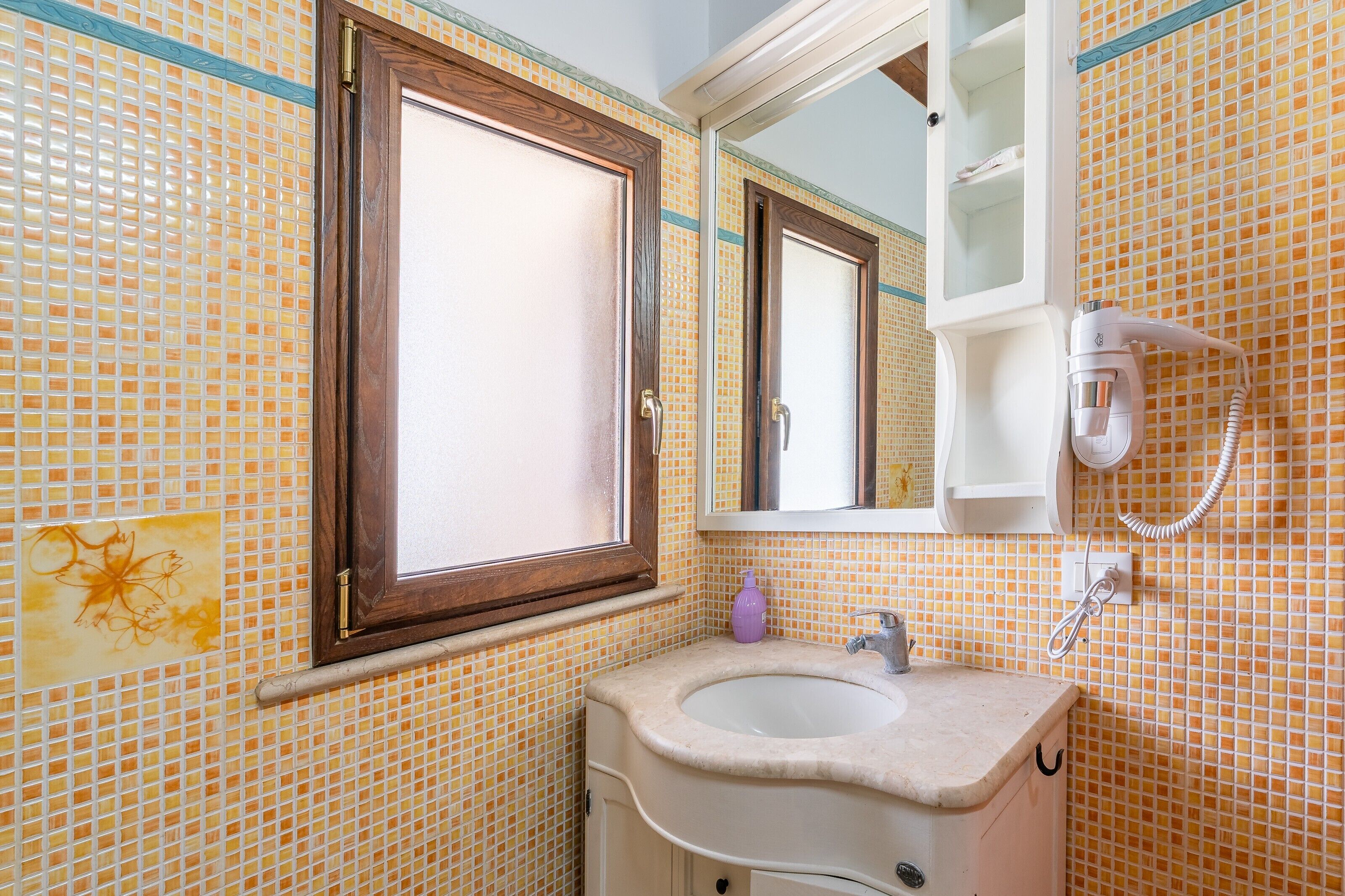Dusche, kostenlose Toilettenartikel, Haartrockner, Handtücher