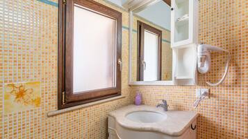Dusche, kostenlose Toilettenartikel, Haartrockner, Handtücher