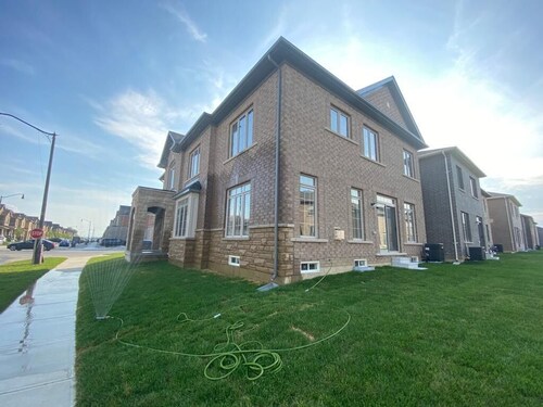 VRBO 6 Queen Beds in 6 Bedrooms with 3 Bedrooms Having Attached Bath