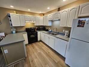 Signature House, 3 Bedrooms, Hot Tub, Mountain View | Private kitchen