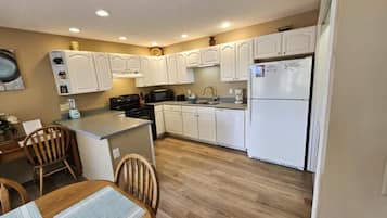 Signature House, 3 Bedrooms, Hot Tub, Mountain View | Private kitchen | Fridge, microwave, oven, stovetop